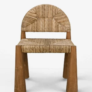 talent design, doğal ip örgülü sandalye, muz lifi ile örülmüş yemek sandalyesi, rustik stil oturma sandalyesi, masif meşe torna ayaklı sandalye, sürdürülebilir malzemeden el örgüsü sandalye, modern etnik tarz sandalye, oturma alanı geniş doğal sandalye, ahşap detaylı doğal örgü sandalye, el işçiliğiyle üretilmiş sandalye modeli, sade tasarımlı rustik sandalye, iç mekan için doğal görünümlü sandalye, dokulu yüzeyli ahşap sandalye tasarımı