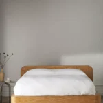talent design, rila karyola, silindir ayaklı yatak, beyazlatılmış meşe karyola, masif ahşap baza, yuvarlak hatlı başlık, modern doğal yatak, minimal tasarım karyola, rustik modern yatak, sade zarif yatak, masif meşe yatak tasarımı, iç mekân doğal mobilya, el işçiliği yatak, skandinav yatak tasarımı, ahşap detaylı karyola