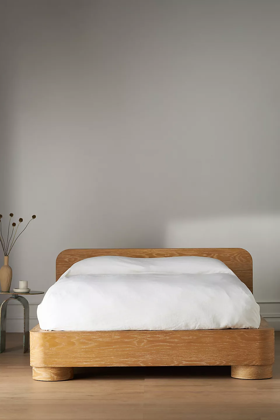 talent design, rila karyola, silindir ayaklı yatak, beyazlatılmış meşe karyola, masif ahşap baza, yuvarlak hatlı başlık, modern doğal yatak, minimal tasarım karyola, rustik modern yatak, sade zarif yatak, masif meşe yatak tasarımı, iç mekân doğal mobilya, el işçiliği yatak, skandinav yatak tasarımı, ahşap detaylı karyola