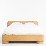 talent design, rila karyola, silindir ayaklı yatak, beyazlatılmış meşe karyola, masif ahşap baza, yuvarlak hatlı başlık, modern doğal yatak, minimal tasarım karyola, rustik modern yatak, sade zarif yatak, masif meşe yatak tasarımı, iç mekân doğal mobilya, el işçiliği yatak, skandinav yatak tasarımı, ahşap detaylı karyola