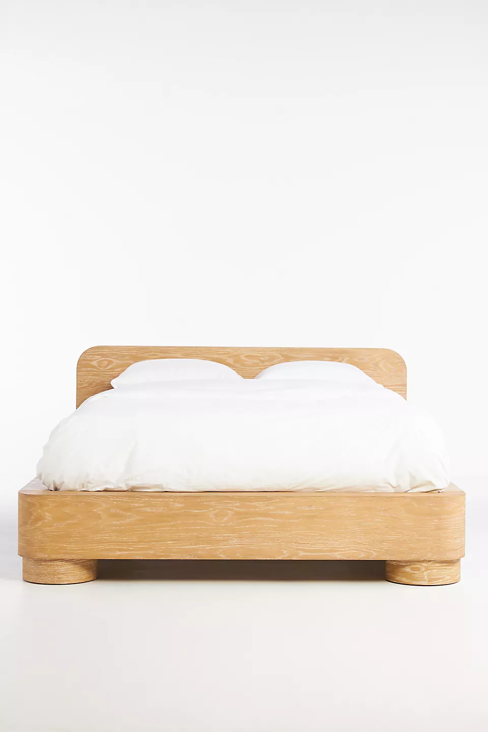 talent design, rila karyola, silindir ayaklı yatak, beyazlatılmış meşe karyola, masif ahşap baza, yuvarlak hatlı başlık, modern doğal yatak, minimal tasarım karyola, rustik modern yatak, sade zarif yatak, masif meşe yatak tasarımı, iç mekân doğal mobilya, el işçiliği yatak, skandinav yatak tasarımı, ahşap detaylı karyola