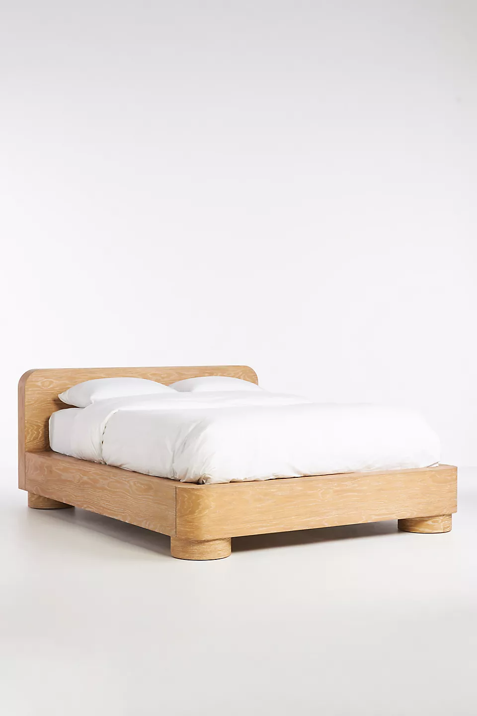 talent design, rila karyola, silindir ayaklı yatak, beyazlatılmış meşe karyola, masif ahşap baza, yuvarlak hatlı başlık, modern doğal yatak, minimal tasarım karyola, rustik modern yatak, sade zarif yatak, masif meşe yatak tasarımı, iç mekân doğal mobilya, el işçiliği yatak, skandinav yatak tasarımı, ahşap detaylı karyola