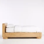 talent design, rila karyola, silindir ayaklı yatak, beyazlatılmış meşe karyola, masif ahşap baza, yuvarlak hatlı başlık, modern doğal yatak, minimal tasarım karyola, rustik modern yatak, sade zarif yatak, masif meşe yatak tasarımı, iç mekân doğal mobilya, el işçiliği yatak, skandinav yatak tasarımı, ahşap detaylı karyola