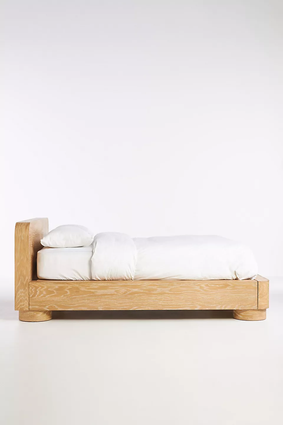 talent design, rila karyola, silindir ayaklı yatak, beyazlatılmış meşe karyola, masif ahşap baza, yuvarlak hatlı başlık, modern doğal yatak, minimal tasarım karyola, rustik modern yatak, sade zarif yatak, masif meşe yatak tasarımı, iç mekân doğal mobilya, el işçiliği yatak, skandinav yatak tasarımı, ahşap detaylı karyola