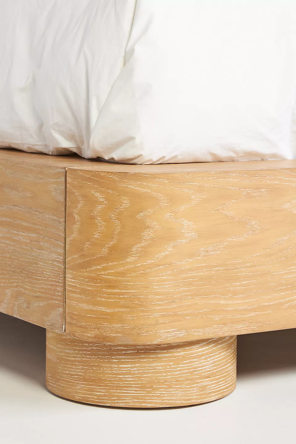 talent design, rila karyola, silindir ayaklı yatak, beyazlatılmış meşe karyola, masif ahşap baza, yuvarlak hatlı başlık, modern doğal yatak, minimal tasarım karyola, rustik modern yatak, sade zarif yatak, masif meşe yatak tasarımı, iç mekân doğal mobilya, el işçiliği yatak, skandinav yatak tasarımı, ahşap detaylı karyola