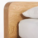 talent design, rila karyola, silindir ayaklı yatak, beyazlatılmış meşe karyola, masif ahşap baza, yuvarlak hatlı başlık, modern doğal yatak, minimal tasarım karyola, rustik modern yatak, sade zarif yatak, masif meşe yatak tasarımı, iç mekân doğal mobilya, el işçiliği yatak, skandinav yatak tasarımı, ahşap detaylı karyola