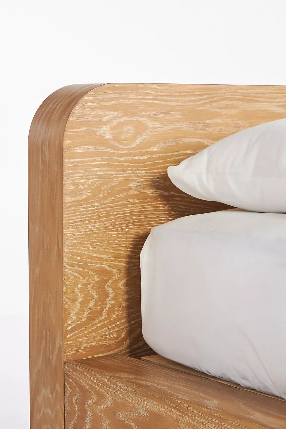 talent design, rila karyola, silindir ayaklı yatak, beyazlatılmış meşe karyola, masif ahşap baza, yuvarlak hatlı başlık, modern doğal yatak, minimal tasarım karyola, rustik modern yatak, sade zarif yatak, masif meşe yatak tasarımı, iç mekân doğal mobilya, el işçiliği yatak, skandinav yatak tasarımı, ahşap detaylı karyola