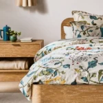talent design, rila karyola, silindir ayaklı yatak, beyazlatılmış meşe karyola, masif ahşap baza, yuvarlak hatlı başlık, modern doğal yatak, minimal tasarım karyola, rustik modern yatak, sade zarif yatak, masif meşe yatak tasarımı, iç mekân doğal mobilya, el işçiliği yatak, skandinav yatak tasarımı, ahşap detaylı karyola