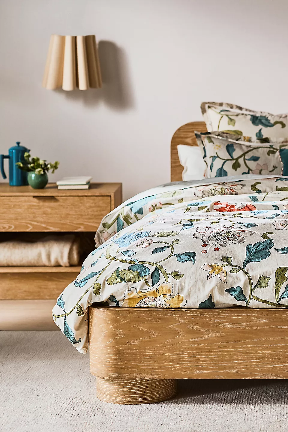 talent design, rila karyola, silindir ayaklı yatak, beyazlatılmış meşe karyola, masif ahşap baza, yuvarlak hatlı başlık, modern doğal yatak, minimal tasarım karyola, rustik modern yatak, sade zarif yatak, masif meşe yatak tasarımı, iç mekân doğal mobilya, el işçiliği yatak, skandinav yatak tasarımı, ahşap detaylı karyola