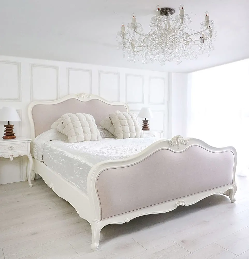 talent design krem lake döşemeli karyola, talent design furniture Fransız esintili yatak modeli, talent design el oymalı döşemeli başlıklı yatak, talent design zarif kıvrımlı klasik karyola, talent design furniture yatak odası için romantik mobilya, talent design pastel tonlarda vintage yatak, talent design beyaz lake ahşap yatak tasarımı, talent design furniture klasik Fransız yatak odası takımı, talent design döşemeli ayak ucu detaylı yatak, talent design gösterişli ama sade yatak tasarımı, talent design furniture el işçiliği krem yatak modeli, talent design iç mekan için lüks klasik yatak, talent design zarif çizgili döşeme detaylı karyola
