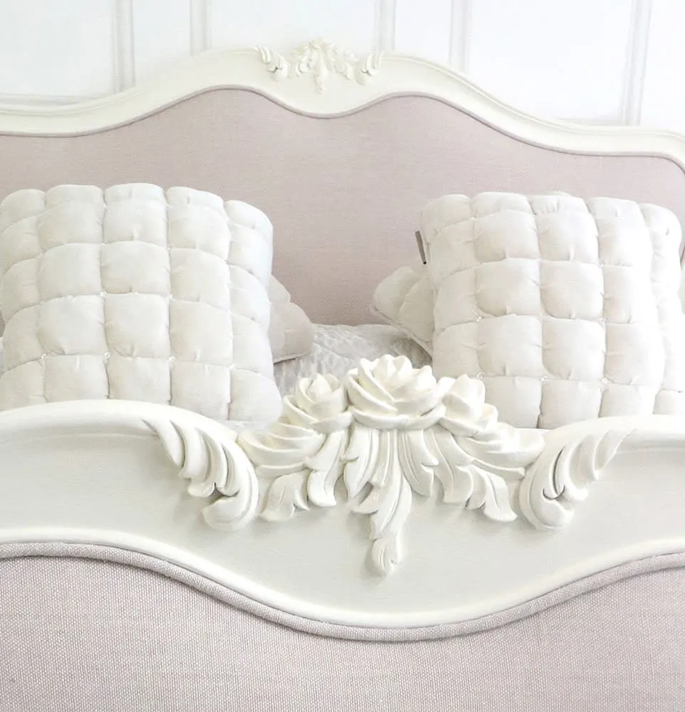 talent design krem lake döşemeli karyola, talent design furniture Fransız esintili yatak modeli, talent design el oymalı döşemeli başlıklı yatak, talent design zarif kıvrımlı klasik karyola, talent design furniture yatak odası için romantik mobilya, talent design pastel tonlarda vintage yatak, talent design beyaz lake ahşap yatak tasarımı, talent design furniture klasik Fransız yatak odası takımı, talent design döşemeli ayak ucu detaylı yatak, talent design gösterişli ama sade yatak tasarımı, talent design furniture el işçiliği krem yatak modeli, talent design iç mekan için lüks klasik yatak, talent design zarif çizgili döşeme detaylı karyola