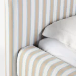 çizgili keten karyola, modern kumaş yatak, renkli çizgili döşeme, alçak yatak modeli, döşemeli yatak tasarımı, yumuşak kenarlı karyola, iç mekan uyumlu modern yatak, sade ama dikkat çekici yatak, kumaş kaplı karyola modeli, estetik çizgili yatak başlığı, konforlu modern yatak, bohem çizgili yatak, yatak odası için dekoratif karyola, pamuklu keten kaplama yatak, retro çizgili döşeme tasarımı, minimal iç mekân yatağı, yumuşak formlu yatak önerisi, Talent Design yatak modeli, Siona koleksiyon karyola, genç odası için modern yatak