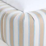 çizgili keten karyola, modern kumaş yatak, renkli çizgili döşeme, alçak yatak modeli, döşemeli yatak tasarımı, yumuşak kenarlı karyola, iç mekan uyumlu modern yatak, sade ama dikkat çekici yatak, kumaş kaplı karyola modeli, estetik çizgili yatak başlığı, konforlu modern yatak, bohem çizgili yatak, yatak odası için dekoratif karyola, pamuklu keten kaplama yatak, retro çizgili döşeme tasarımı, minimal iç mekân yatağı, yumuşak formlu yatak önerisi, Talent Design yatak modeli, Siona koleksiyon karyola, genç odası için modern yatak