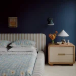 çizgili keten karyola, modern kumaş yatak, renkli çizgili döşeme, alçak yatak modeli, döşemeli yatak tasarımı, yumuşak kenarlı karyola, iç mekan uyumlu modern yatak, sade ama dikkat çekici yatak, kumaş kaplı karyola modeli, estetik çizgili yatak başlığı, konforlu modern yatak, bohem çizgili yatak, yatak odası için dekoratif karyola, pamuklu keten kaplama yatak, retro çizgili döşeme tasarımı, minimal iç mekân yatağı, yumuşak formlu yatak önerisi, Talent Design yatak modeli, Siona koleksiyon karyola, genç odası için modern yatak