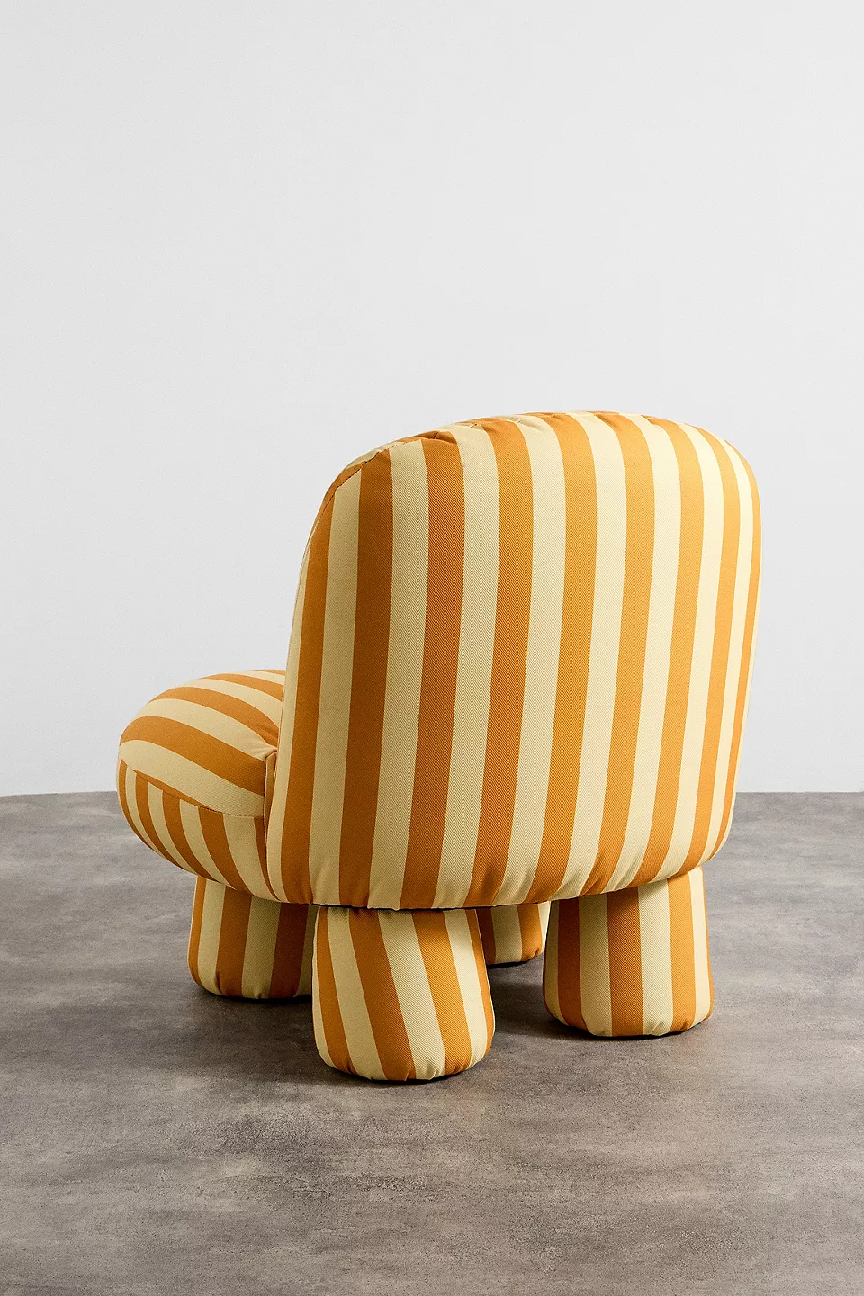 talent design, modern çizgili berjer koltuk, renkli desenli tekli koltuk, minimal tasarım salon koltuğu, yuvarlak hatlı iç mekan koltuğu, çağdaş çizgili döşemeli koltuk, konforlu ve tarz tekli oturum, dekoratif modern koltuk önerisi, genç ve dinamik koltuk stili, şık formda desenli koltuk modeli, renkli iç mekan uyumlu koltuk, kol destekli modern berjer alternatifi, çizgili kumaş döşeme trendi, eğlenceli ve modern çizgi estetiği koltuk