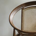ChatGPT: talent design, tessa koltuk, yuvarlak form koltuk, hasır sırtlı koltuk, rattan sırt detaylı koltuk, masif meşe koltuk, natürel ahşap tasarım, modern rustik koltuk, içbükey sırtlı koltuk, sade minimal çizgiler, el işçiliği ahşap koltuk, doğal doku koltuk, zarif lounge koltuk, iç mekân dekoratif oturma, tasarım berjer koltuk