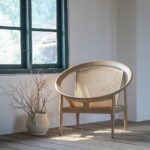 ChatGPT: talent design, tessa koltuk, yuvarlak form koltuk, hasır sırtlı koltuk, rattan sırt detaylı koltuk, masif meşe koltuk, natürel ahşap tasarım, modern rustik koltuk, içbükey sırtlı koltuk, sade minimal çizgiler, el işçiliği ahşap koltuk, doğal doku koltuk, zarif lounge koltuk, iç mekân dekoratif oturma, tasarım berjer koltuk