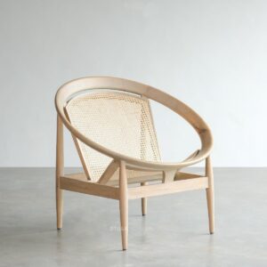 ChatGPT: talent design, tessa koltuk, yuvarlak form koltuk, hasır sırtlı koltuk, rattan sırt detaylı koltuk, masif meşe koltuk, natürel ahşap tasarım, modern rustik koltuk, içbükey sırtlı koltuk, sade minimal çizgiler, el işçiliği ahşap koltuk, doğal doku koltuk, zarif lounge koltuk, iç mekân dekoratif oturma, tasarım berjer koltuk