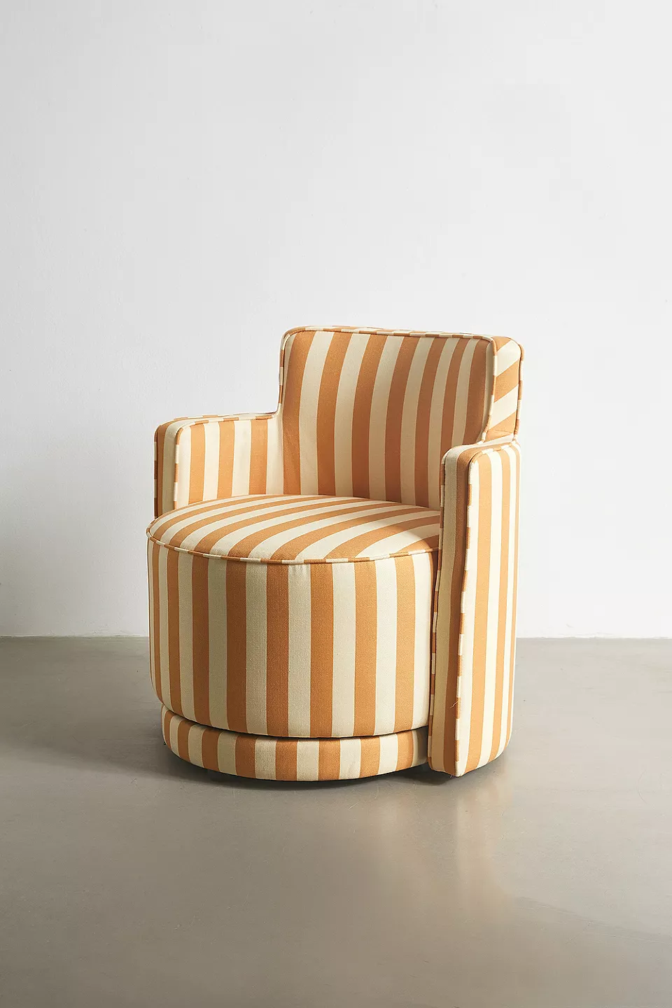 talent design, çizgili döşeme modern koltuk, renk bloklu berjer tasarımı, pembe kırmızı berjer koltuk modeli, yuvarlak hatlı salon koltuğu, iç mekanda renkli dokunuş koltuk, keten kumaş döşemeli tekli koltuk, döner tabanlı rahat koltuk önerisi, çağdaş tasarımda renkli berjer, genç ve enerjik iç mekan mobilyası, modern formda berjer koltuk, farklı kumaş desenli koltuk tasarımı, oturma alanı için dekoratif koltuk seçimi
