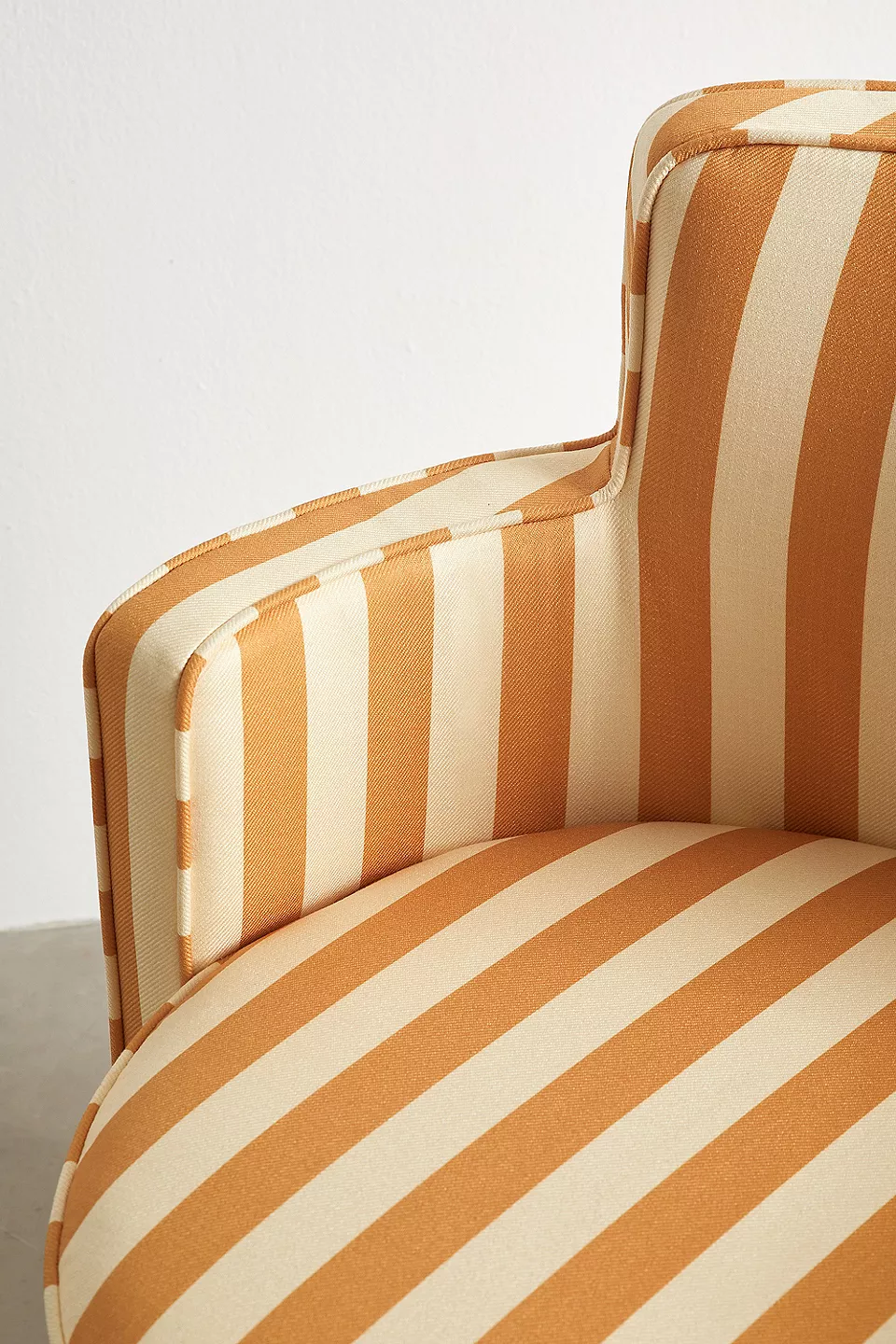 talent design, çizgili döşeme modern koltuk, renk bloklu berjer tasarımı, pembe kırmızı berjer koltuk modeli, yuvarlak hatlı salon koltuğu, iç mekanda renkli dokunuş koltuk, keten kumaş döşemeli tekli koltuk, döner tabanlı rahat koltuk önerisi, çağdaş tasarımda renkli berjer, genç ve enerjik iç mekan mobilyası, modern formda berjer koltuk, farklı kumaş desenli koltuk tasarımı, oturma alanı için dekoratif koltuk seçimi