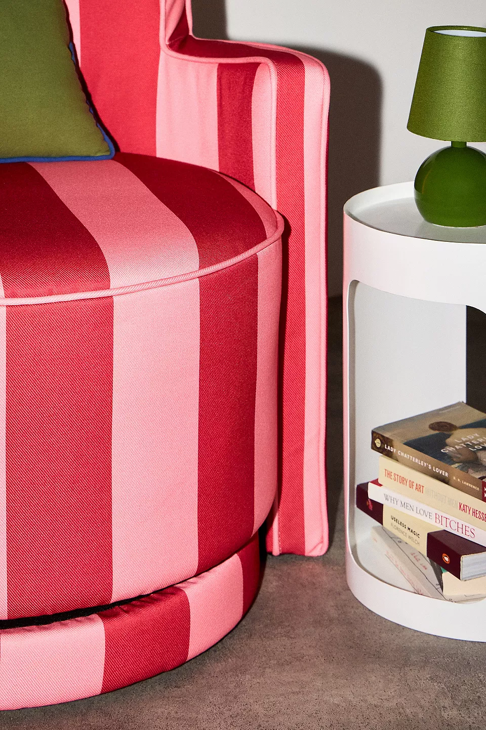 talent design, çizgili döşeme modern koltuk, renk bloklu berjer tasarımı, pembe kırmızı berjer koltuk modeli, yuvarlak hatlı salon koltuğu, iç mekanda renkli dokunuş koltuk, keten kumaş döşemeli tekli koltuk, döner tabanlı rahat koltuk önerisi, çağdaş tasarımda renkli berjer, genç ve enerjik iç mekan mobilyası, modern formda berjer koltuk, farklı kumaş desenli koltuk tasarımı, oturma alanı için dekoratif koltuk seçimi