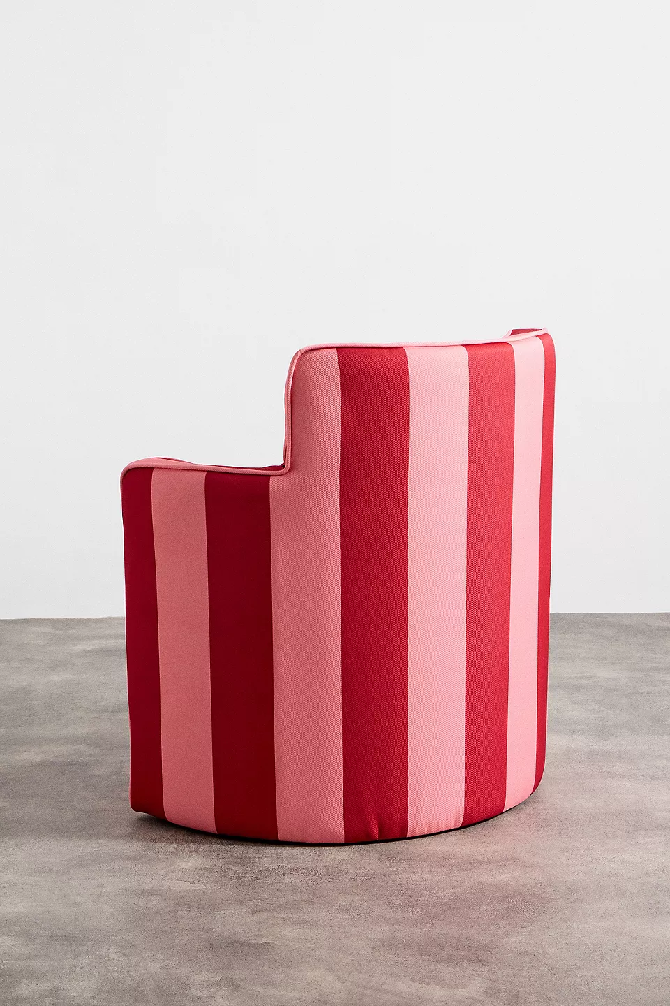 talent design, çizgili döşeme modern koltuk, renk bloklu berjer tasarımı, pembe kırmızı berjer koltuk modeli, yuvarlak hatlı salon koltuğu, iç mekanda renkli dokunuş koltuk, keten kumaş döşemeli tekli koltuk, döner tabanlı rahat koltuk önerisi, çağdaş tasarımda renkli berjer, genç ve enerjik iç mekan mobilyası, modern formda berjer koltuk, farklı kumaş desenli koltuk tasarımı, oturma alanı için dekoratif koltuk seçimi