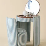 özel üretim makyaj masası, özel ölçü mobilya, sipariş mobilya, ısmarlama makyaj masası, yuvarlak aynalı makyaj masası, çizgili kumaş kaplama mobilya, coastal chic makyaj masası, minimal tasarım mobilya, modern makyaj masası, el işçiliği makyaj mobilyası, retro makyaj masası, lüks makyaj köşesi, Soho Home makyaj masası, Soho House interior, Urban Outfitters home tarzı makyaj masası, Anthropologie home mobilya, Zara Home makyaj masası, Zara Home mobilya
