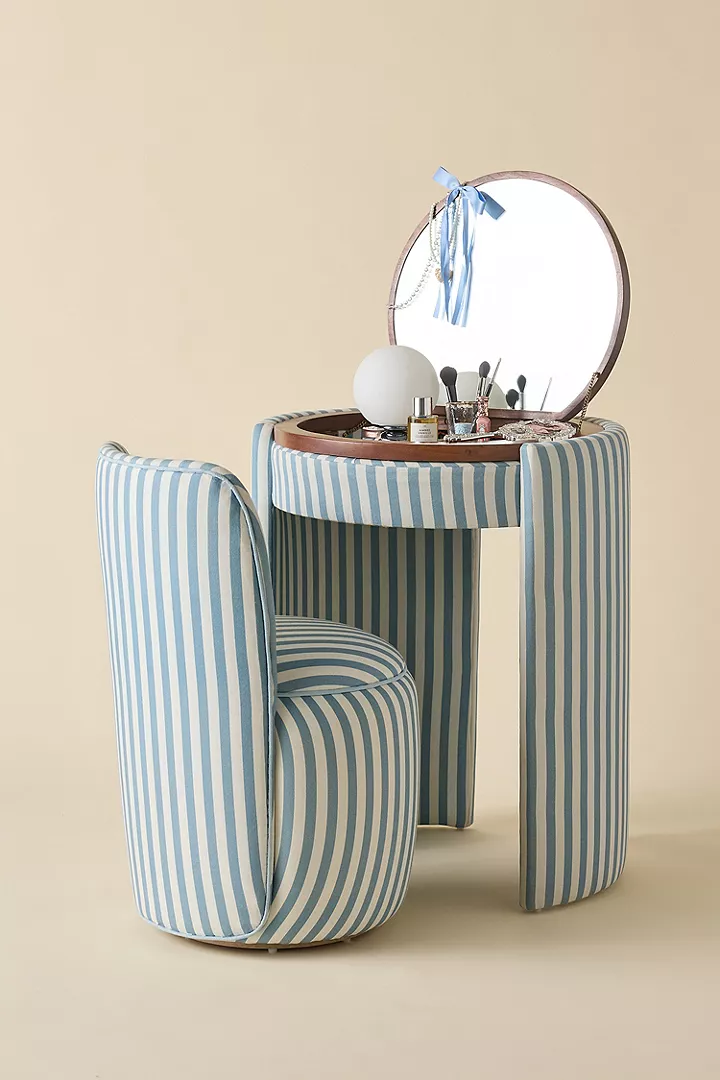 özel üretim makyaj masası, özel ölçü mobilya, sipariş mobilya, ısmarlama makyaj masası, yuvarlak aynalı makyaj masası, çizgili kumaş kaplama mobilya, coastal chic makyaj masası, minimal tasarım mobilya, modern makyaj masası, el işçiliği makyaj mobilyası, retro makyaj masası, lüks makyaj köşesi, Soho Home makyaj masası, Soho House interior, Urban Outfitters home tarzı makyaj masası, Anthropologie home mobilya, Zara Home makyaj masası, Zara Home mobilya