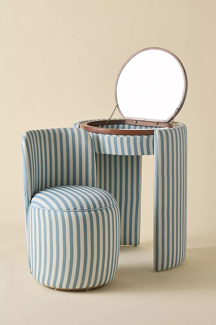 özel üretim makyaj masası, özel ölçü mobilya, sipariş mobilya, ısmarlama makyaj masası, yuvarlak aynalı makyaj masası, çizgili kumaş kaplama mobilya, coastal chic makyaj masası, minimal tasarım mobilya, modern makyaj masası, el işçiliği makyaj mobilyası, retro makyaj masası, lüks makyaj köşesi, Soho Home makyaj masası, Soho House interior, Urban Outfitters home tarzı makyaj masası, Anthropologie home mobilya, Zara Home makyaj masası, Zara Home mobilya