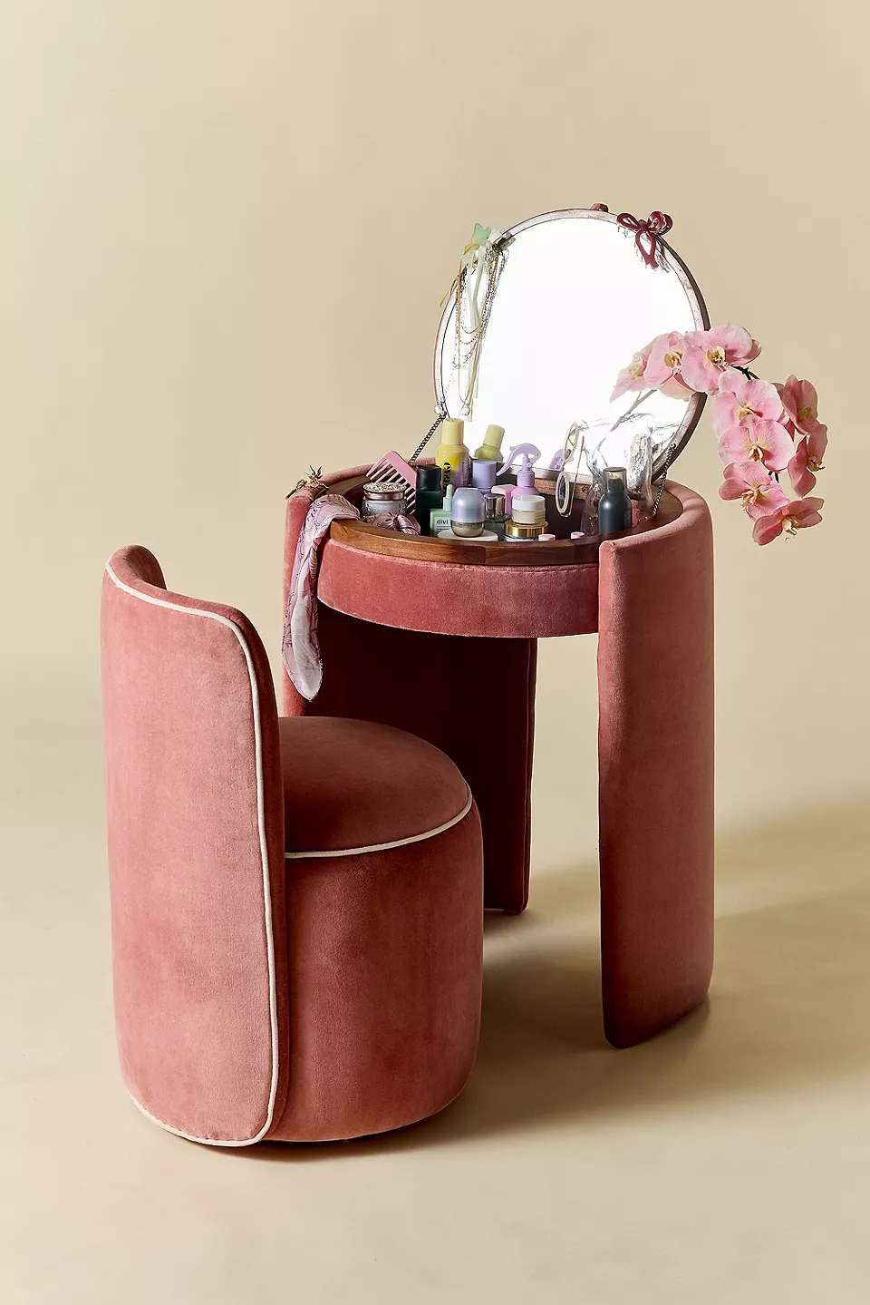 talent design, kadife döşemeli makyaj masası, yuvarlak kapaklı tuvalet masası, aynalı şık makyaj alanı, pembe tonlarında minimal masa tasarımı, iç mekanda zarif dokunuşlar, vintage modern karışımı makyaj masası, konforlu oturumlu puflu masa takımı, kompakt makyaj köşesi mobilyası, kadın odası için lüks makyaj masası, fonksiyonel ve dekoratif masa modeli, kadife kumaşla kaplı modern mobilya, pastel renkli yuvarlak hatlı makyaj alanı tasarımı