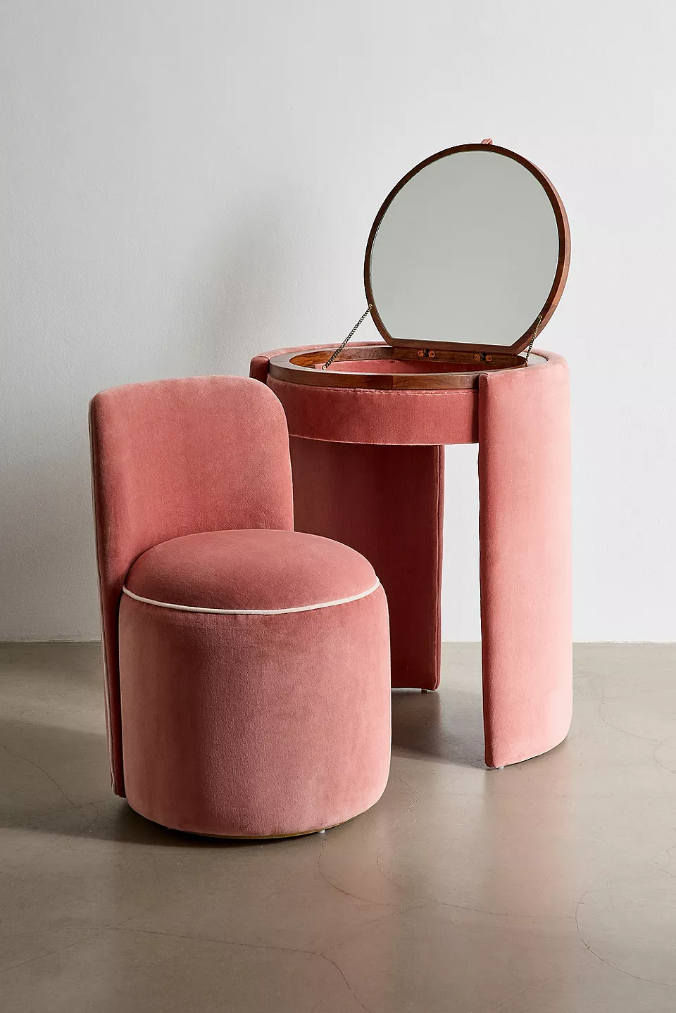 talent design, kadife döşemeli makyaj masası, yuvarlak kapaklı tuvalet masası, aynalı şık makyaj alanı, pembe tonlarında minimal masa tasarımı, iç mekanda zarif dokunuşlar, vintage modern karışımı makyaj masası, konforlu oturumlu puflu masa takımı, kompakt makyaj köşesi mobilyası, kadın odası için lüks makyaj masası, fonksiyonel ve dekoratif masa modeli, kadife kumaşla kaplı modern mobilya, pastel renkli yuvarlak hatlı makyaj alanı tasarımıtalent design, kadife döşemeli makyaj masası, yuvarlak kapaklı tuvalet masası, aynalı şık makyaj alanı, pembe tonlarında minimal masa tasarımı, iç mekanda zarif dokunuşlar, vintage modern karışımı makyaj masası, konforlu oturumlu puflu masa takımı, kompakt makyaj köşesi mobilyası, kadın odası için lüks makyaj masası, fonksiyonel ve dekoratif masa modeli, kadife kumaşla kaplı modern mobilya, pastel renkli yuvarlak hatlı makyaj alanı tasarımı