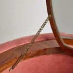 talent design, kadife döşemeli makyaj masası, yuvarlak kapaklı tuvalet masası, aynalı şık makyaj alanı, pembe tonlarında minimal masa tasarımı, iç mekanda zarif dokunuşlar, vintage modern karışımı makyaj masası, konforlu oturumlu puflu masa takımı, kompakt makyaj köşesi mobilyası, kadın odası için lüks makyaj masası, fonksiyonel ve dekoratif masa modeli, kadife kumaşla kaplı modern mobilya, pastel renkli yuvarlak hatlı makyaj alanı tasarımı