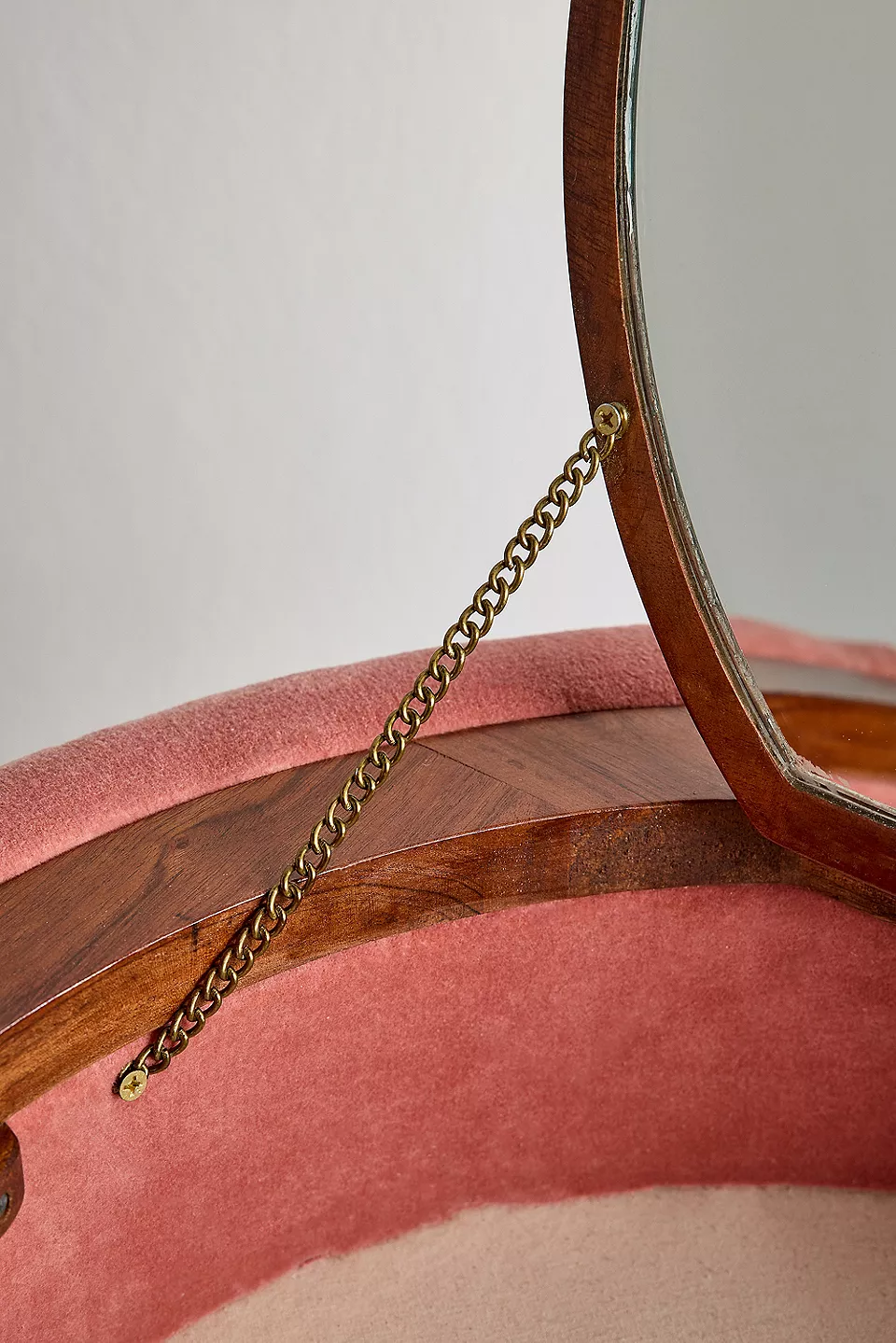 talent design, kadife döşemeli makyaj masası, yuvarlak kapaklı tuvalet masası, aynalı şık makyaj alanı, pembe tonlarında minimal masa tasarımı, iç mekanda zarif dokunuşlar, vintage modern karışımı makyaj masası, konforlu oturumlu puflu masa takımı, kompakt makyaj köşesi mobilyası, kadın odası için lüks makyaj masası, fonksiyonel ve dekoratif masa modeli, kadife kumaşla kaplı modern mobilya, pastel renkli yuvarlak hatlı makyaj alanı tasarımı