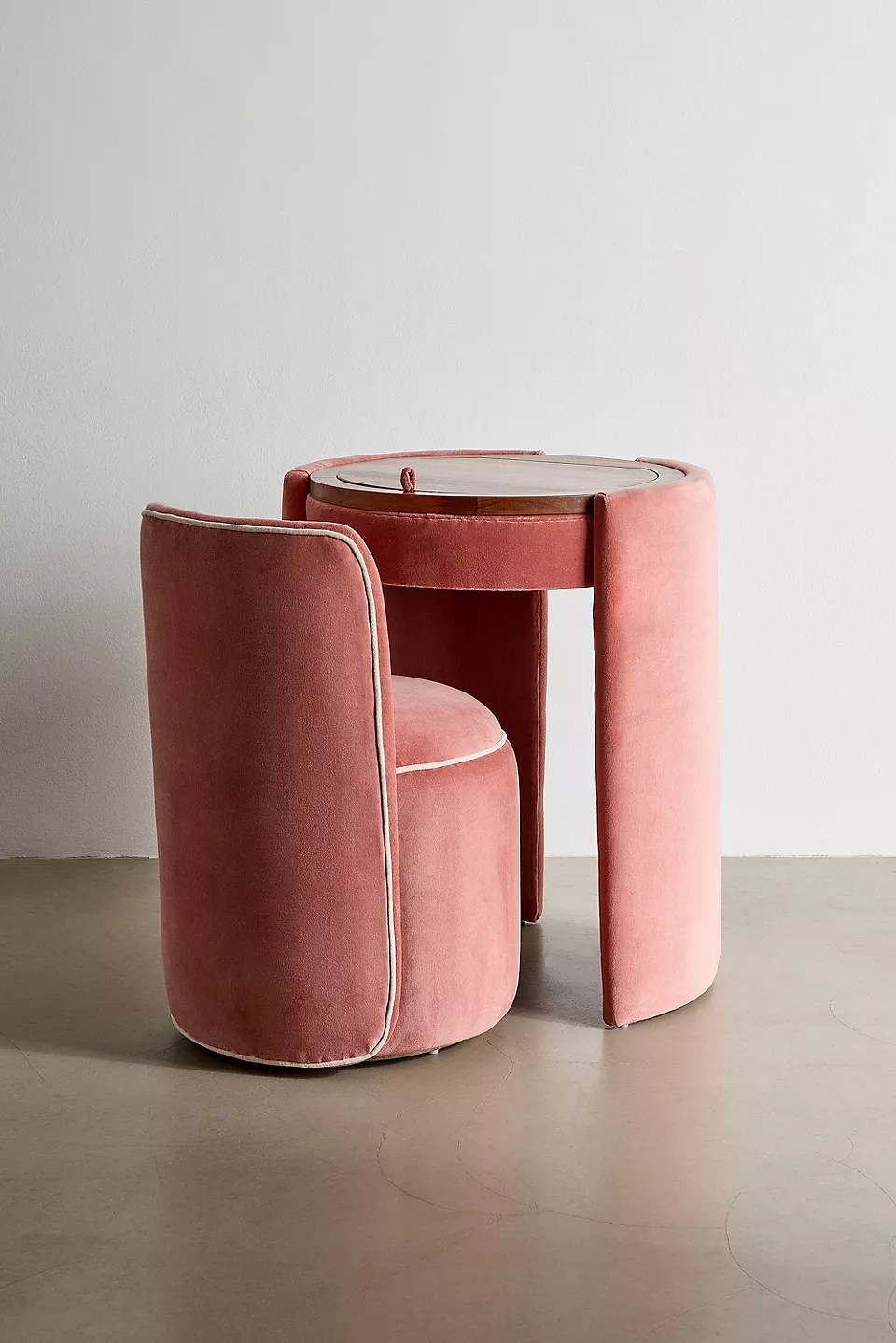 talent design, kadife döşemeli makyaj masası, yuvarlak kapaklı tuvalet masası, aynalı şık makyaj alanı, pembe tonlarında minimal masa tasarımı, iç mekanda zarif dokunuşlar, vintage modern karışımı makyaj masası, konforlu oturumlu puflu masa takımı, kompakt makyaj köşesi mobilyası, kadın odası için lüks makyaj masası, fonksiyonel ve dekoratif masa modeli, kadife kumaşla kaplı modern mobilya, pastel renkli yuvarlak hatlı makyaj alanı tasarımı