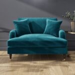 talent design, turuncu kadife love seat koltuk, İngiliz tarzı tekli koltuk, torna ayaklı rahat koltuk, klasik modern karışımı koltuk modeli, geniş oturumlu tek kişilik koltuk, şık ve çarpıcı salon koltuğu, kadife döşemeli lüks koltuk, oturma odası için vintage koltuk, tekerlekli klasik koltuk ayakları, koyu renk duvar uyumlu koltuk tasarımı, iç mekan için konforlu koltuk önerisi, retro görünümlü tekli koltuk