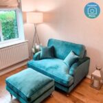 talent design, turuncu kadife love seat koltuk, İngiliz tarzı tekli koltuk, torna ayaklı rahat koltuk, klasik modern karışımı koltuk modeli, geniş oturumlu tek kişilik koltuk, şık ve çarpıcı salon koltuğu, kadife döşemeli lüks koltuk, oturma odası için vintage koltuk, tekerlekli klasik koltuk ayakları, koyu renk duvar uyumlu koltuk tasarımı, iç mekan için konforlu koltuk önerisi, retro görünümlü tekli koltuk