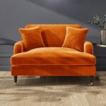 talent design, turuncu kadife love seat koltuk, İngiliz tarzı tekli koltuk, torna ayaklı rahat koltuk, klasik modern karışımı koltuk modeli, geniş oturumlu tek kişilik koltuk, şık ve çarpıcı salon koltuğu, kadife döşemeli lüks koltuk, oturma odası için vintage koltuk, tekerlekli klasik koltuk ayakları, koyu renk duvar uyumlu koltuk tasarımı, iç mekan için konforlu koltuk önerisi, retro görünümlü tekli koltuk