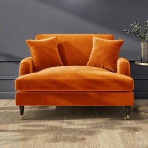 talent design, turuncu kadife love seat koltuk, İngiliz tarzı tekli koltuk, torna ayaklı rahat koltuk, klasik modern karışımı koltuk modeli, geniş oturumlu tek kişilik koltuk, şık ve çarpıcı salon koltuğu, kadife döşemeli lüks koltuk, oturma odası için vintage koltuk, tekerlekli klasik koltuk ayakları, koyu renk duvar uyumlu koltuk tasarımı, iç mekan için konforlu koltuk önerisi, retro görünümlü tekli koltuk
