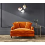 talent design, turuncu kadife love seat koltuk, İngiliz tarzı tekli koltuk, torna ayaklı rahat koltuk, klasik modern karışımı koltuk modeli, geniş oturumlu tek kişilik koltuk, şık ve çarpıcı salon koltuğu, kadife döşemeli lüks koltuk, oturma odası için vintage koltuk, tekerlekli klasik koltuk ayakları, koyu renk duvar uyumlu koltuk tasarımı, iç mekan için konforlu koltuk önerisi, retro görünümlü tekli koltuk