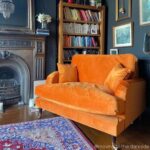 talent design, turuncu kadife love seat koltuk, İngiliz tarzı tekli koltuk, torna ayaklı rahat koltuk, klasik modern karışımı koltuk modeli, geniş oturumlu tek kişilik koltuk, şık ve çarpıcı salon koltuğu, kadife döşemeli lüks koltuk, oturma odası için vintage koltuk, tekerlekli klasik koltuk ayakları, koyu renk duvar uyumlu koltuk tasarımı, iç mekan için konforlu koltuk önerisi, retro görünümlü tekli koltuk