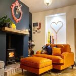 talent design, turuncu kadife love seat koltuk, İngiliz tarzı tekli koltuk, torna ayaklı rahat koltuk, klasik modern karışımı koltuk modeli, geniş oturumlu tek kişilik koltuk, şık ve çarpıcı salon koltuğu, kadife döşemeli lüks koltuk, oturma odası için vintage koltuk, tekerlekli klasik koltuk ayakları, koyu renk duvar uyumlu koltuk tasarımı, iç mekan için konforlu koltuk önerisi, retro görünümlü tekli koltuk