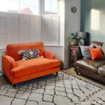 talent design, turuncu kadife love seat koltuk, İngiliz tarzı tekli koltuk, torna ayaklı rahat koltuk, klasik modern karışımı koltuk modeli, geniş oturumlu tek kişilik koltuk, şık ve çarpıcı salon koltuğu, kadife döşemeli lüks koltuk, oturma odası için vintage koltuk, tekerlekli klasik koltuk ayakları, koyu renk duvar uyumlu koltuk tasarımı, iç mekan için konforlu koltuk önerisi, retro görünümlü tekli koltuk