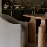 talent design, yona yemek masası, masif meşe masa, minimal ahşap masa, doğal meşe yemek masası, modern bohem masa, tasarım masa ayakları, özgün yemek masası, el işçiliği masif masa, yuvarlatılmış köşe masa, geniş aile masası, iç mekân ahşap masa, rustik modern masa, sade zarif masa, estetik yemek masası