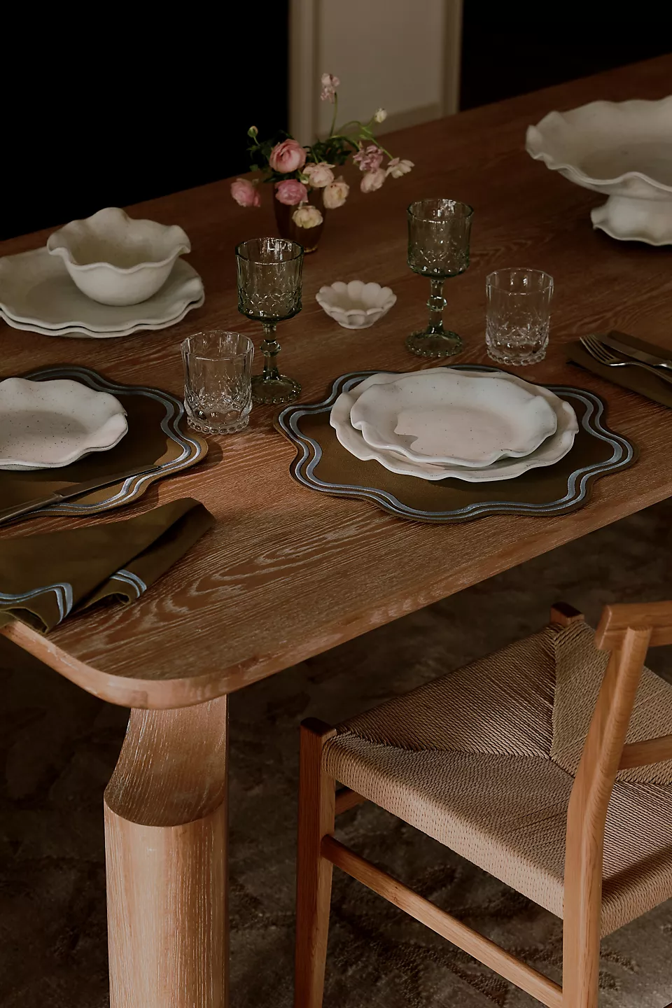 talent design, yona yemek masası, masif meşe masa, minimal ahşap masa, doğal meşe yemek masası, modern bohem masa, tasarım masa ayakları, özgün yemek masası, el işçiliği masif masa, yuvarlatılmış köşe masa, geniş aile masası, iç mekân ahşap masa, rustik modern masa, sade zarif masa, estetik yemek masası