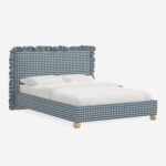talent design, zira karyola, ekose kumaş yatak, bohem başlıklı karyola, ingiliz tarzı kumaş döşeme, keten kumaş yatak başlığı, rustik modern karyola, ahşap top ayaklı yatak, çizgili karyola modeli, yatak odası tasarım önerisi, romantik stil yatak, ruffle detaylı başlık, minimal country karyola, dekoratif kumaş karyola