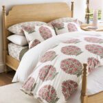 talent design, miral karyola, masif meşe karyola, ceviz cilalı yatak, torna ayaklı karyola, klasik çizgili karyola, bohem tarz karyola, doğal ahşap yatak, rustik yatak tasarımı, yatak odası mobilyası, country stil karyola, yüksek ayaklı yatak, geleneksel mobilya tarzı, sade ve şık karyola, iç mekan doğal yatak, el işçiliği ahşap karyola, klasik başlıklı yatak, meşe ağacı karyola