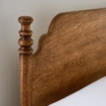 talent design, miral karyola, masif meşe karyola, ceviz cilalı yatak, torna ayaklı karyola, klasik çizgili karyola, bohem tarz karyola, doğal ahşap yatak, rustik yatak tasarımı, yatak odası mobilyası, country stil karyola, yüksek ayaklı yatak, geleneksel mobilya tarzı, sade ve şık karyola, iç mekan doğal yatak, el işçiliği ahşap karyola, klasik başlıklı yatak, meşe ağacı karyola
