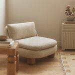 özel üretim koltuk, özel ölçü mobilya, sipariş mobilya, ısmarlama koltuk, minimal tasarım koltuk, modern kolsuz koltuk, masif ahşap ayaklı koltuk, lüks oturma mobilyası, retro chic koltuk, el işçiliği döşeme koltuk, doğal keten koltuk, salon için modern koltuk, Soho Home koltuk, Soho House interior, Urban Outfitters home tarzı koltuk, Anthropologie home mobilya, Zara Home koltuk, low lounge chair, organik form koltuk