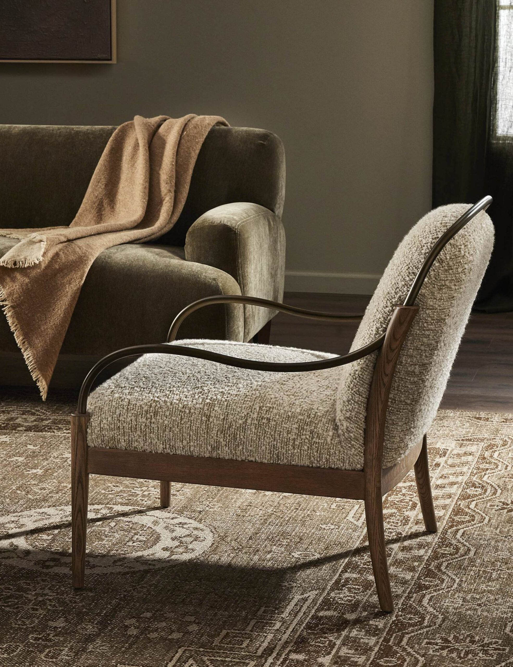 talent design, brona koltuk, yuvarlak sırt formu koltuk, metal detaylı koltuk, ahşap sırt kollu koltuk, tasarım koltuk, modern endüstriyel koltuk, doğal ahşap ve metal koltuk, rustik modern koltuk, kafe koltuğu, restoran koltuğu, yemek masası koltuğu, rahat oturumlu sandalye, şık yemek koltuğu, özel tasarım oturma koltuğu, iç mekan tasarım koltuğu