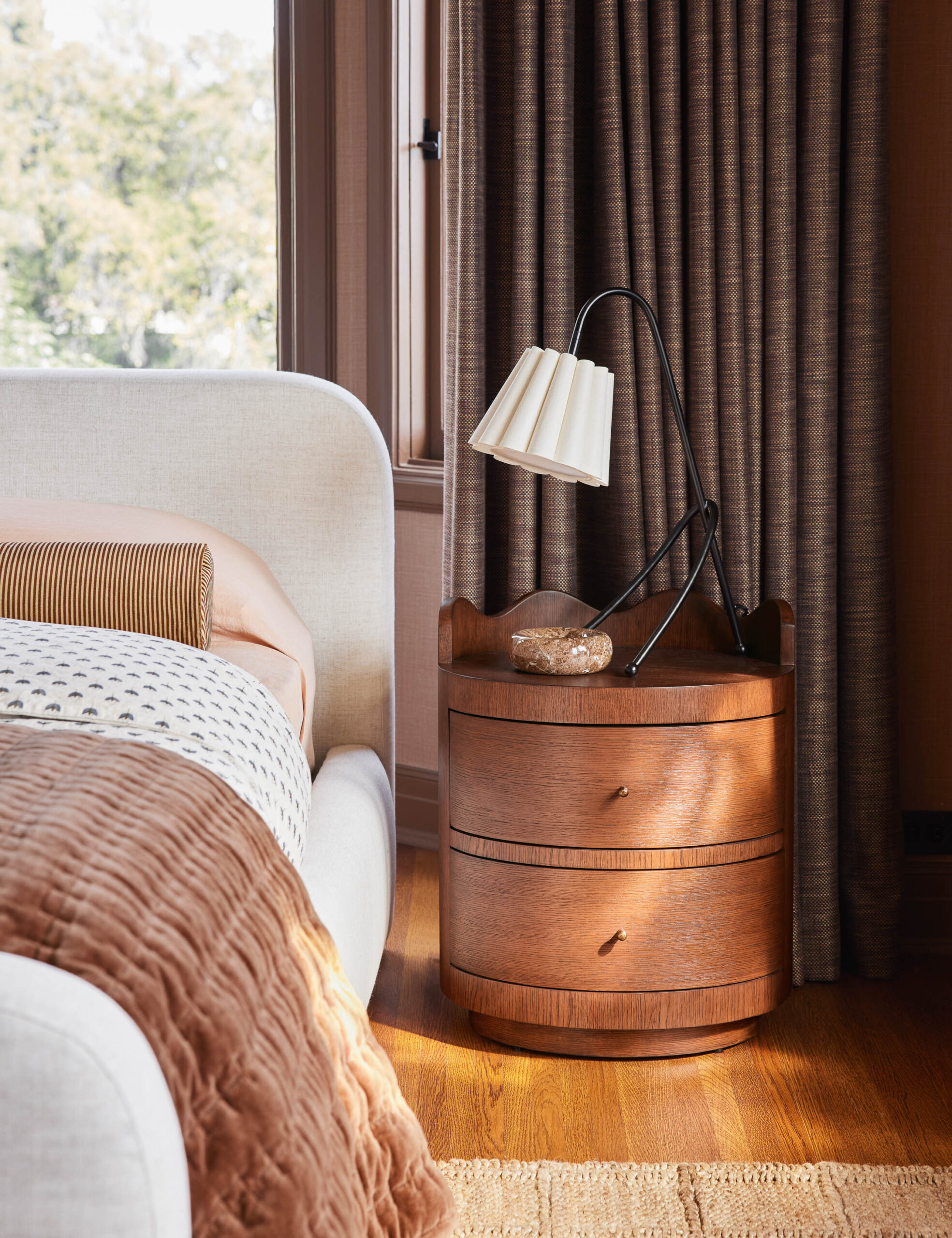 talent design, calven komodin, meşe komodin, yuvarlak komodin, çekmeceli komodin, silindir formlu komodin, dalgalı kenarlı komodin, modern komodin, rustik komodin, tasarım komodin, butik üretim komodin, özel ölçü komodin, ısmarlama komodin, Lulu and Georgia tarzı komodin, Lulu and Georgia benzeri komodin, Anthropologie furniture tarzı komodin, Urban Outfitters tarzı komodin, yüksek kaliteli ahşap komodin, çağdaş tasarım komodin, iç mekan tasarım komodin, dekoratif komodin, lüks komodin, modern şıklık komodin